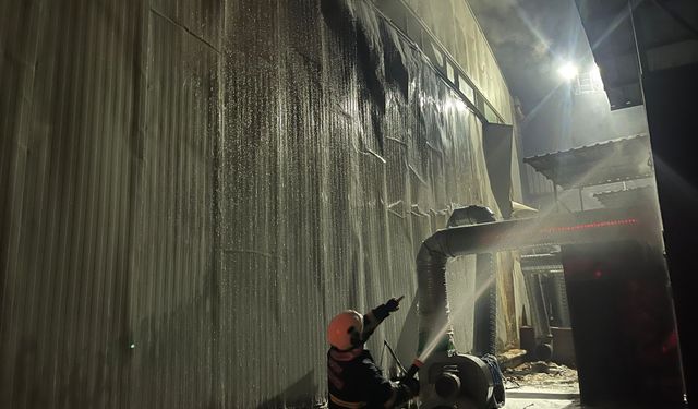 Hatay'da sünger deposu yandı