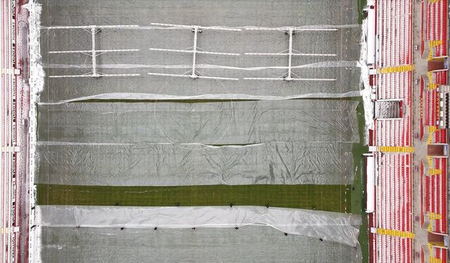 Hava sıcaklığı eksi 17 dereceyi gördü; Süper Lig ekibinin stadyumunun zeminine naylon örtü serildi / Ek fotoğraflar