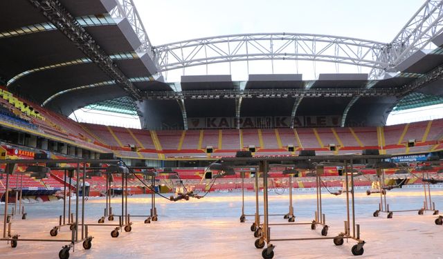 Hava sıcaklığı eksi 17 dereceyi gördü; Süper Lig ekibinin stadyumunun zeminine naylon örtü serildi