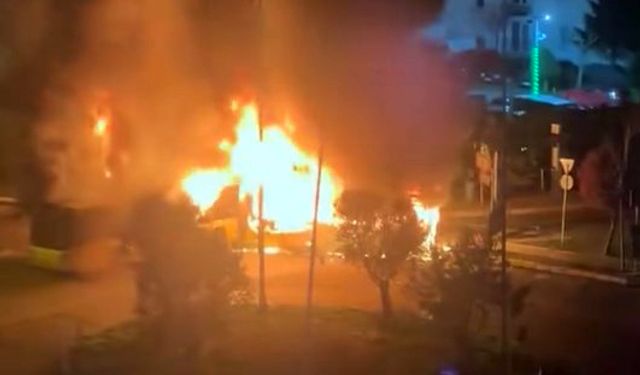 İstanbul - Avcılar'da İETT otobüsü alev alev yandı