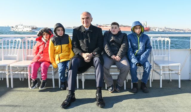 İstanbul - Bakan Ersoy, Sivas'ta kardan 'Kız Kulesi' yapan çocukları İstanbul'da ağırladı
