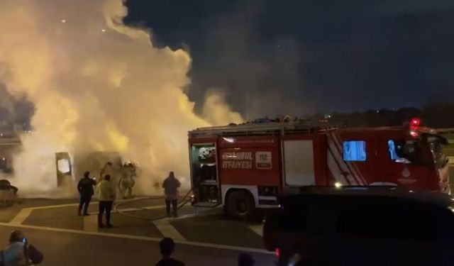 İstanbul - Esenyurt TEM Otoyolu'nda minibüs alev alev yandı