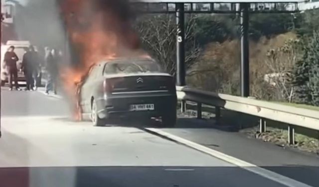 İstanbul- Esenyurt'ta yanan otomobil hurdaya döndü