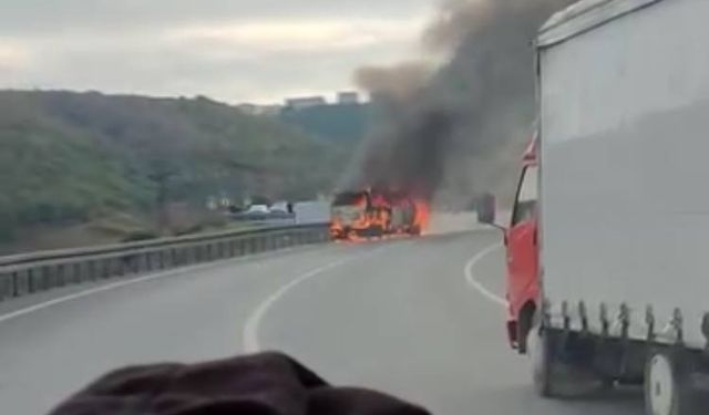 İstanbul - Eyüpsultan'da minibüs alev alev yandı