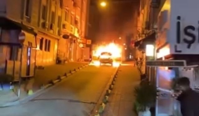 İstanbul- Fatih'te park halindeki hafif ticari araç alev alev yandı