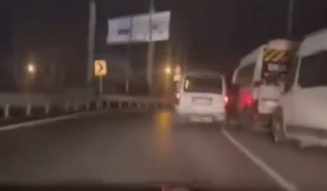 İstanbul - Küçükçekmece'de hafif ticari araç park halindeki minibüslere çarptı; sürücüsü yere yığıldı