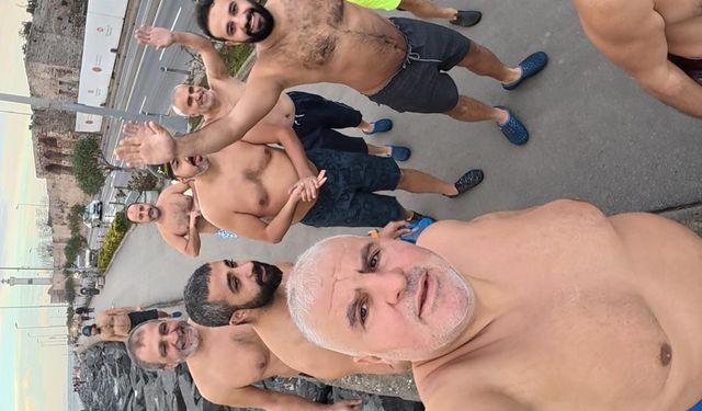 İstanbul - Sarayburnu'nda lodosa rağmen denize girdiler