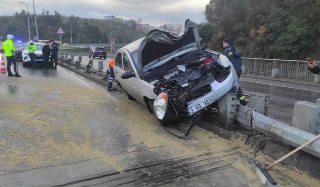 İstanbul- Sarıyer'de otomobil aydınlatma direğini devirdi