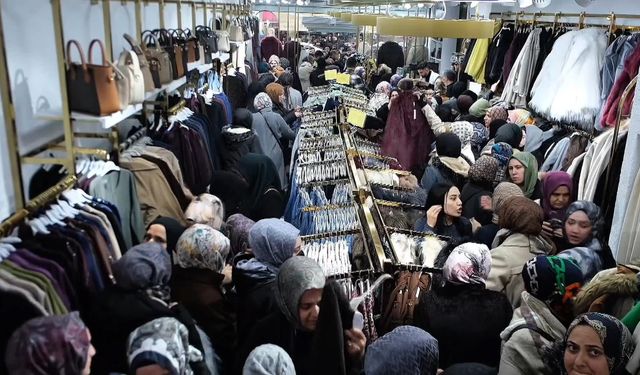 İstanbul - Sultangazi'de mağaza açılışında izdiham yaşandı