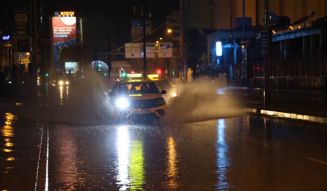 İzmir'de sağanak etkili oldu