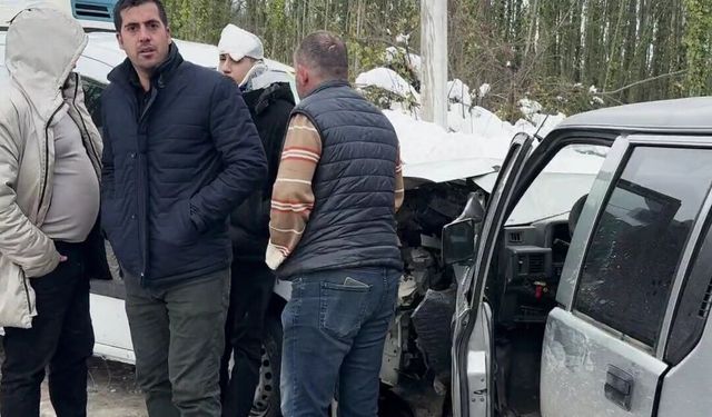 Kamyonet ile hafif ticari araç çarpıştı: 3'ü çocuk 7 yaralı