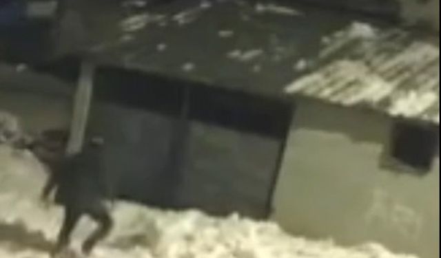 Kar kürerken çatıdan düştü; o anlar kamerada