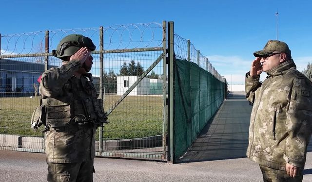 Kara Kuvvetleri Komutanı Orgeneral Tokel, sınırda birlikleri denetledi