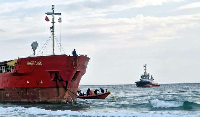 Karaya oturan kuru yük gemisini kurtarma çalışmaları sürüyor