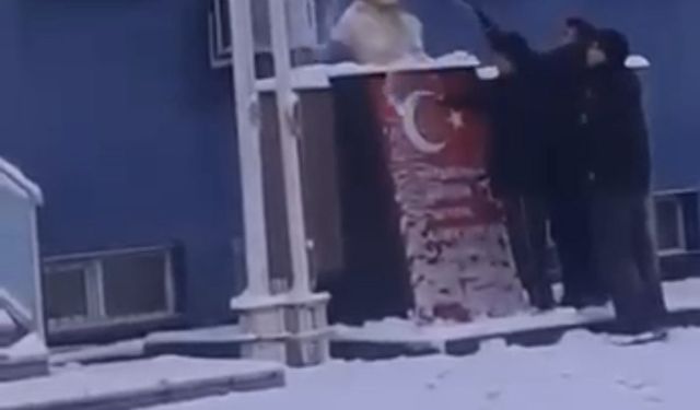 Karla kapanan Atatürk büstünü temizlediler