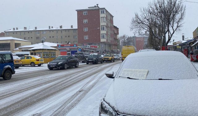 Kars'ta kar nedeniyle 130 köy yolu kapandı