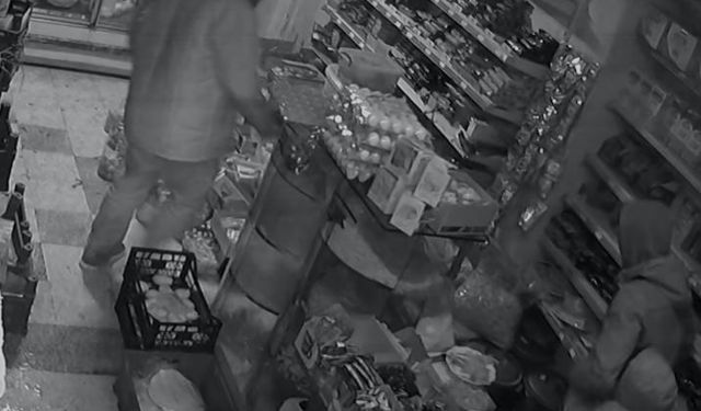 Kendisinden kaçıp, markete sığınan küçük kızı darbedip, bıçakladı; olay kamerada
