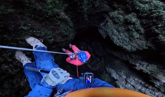 Keşif için girdikleri mağarada hurda otomobille karşılaştılar