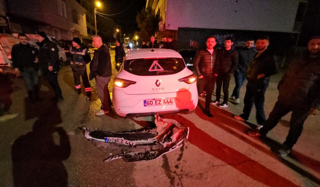 Kırmızı ışıkta geçen motosikletle otomobilin çarpıştığı kaza kamerada: 2 yaralı