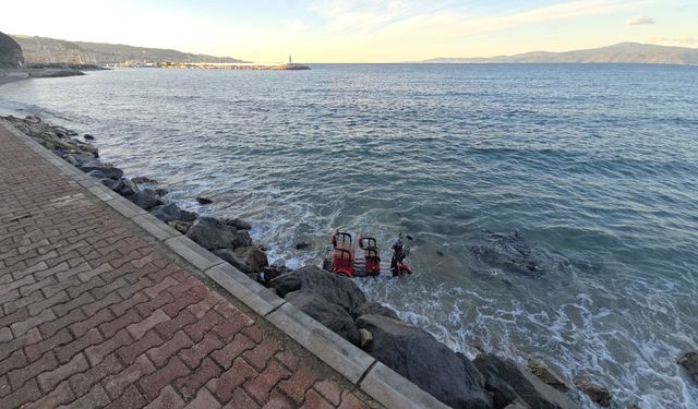 Kontrolden çıkan elektrikli motosiklet denize düştü; 2 yaralı