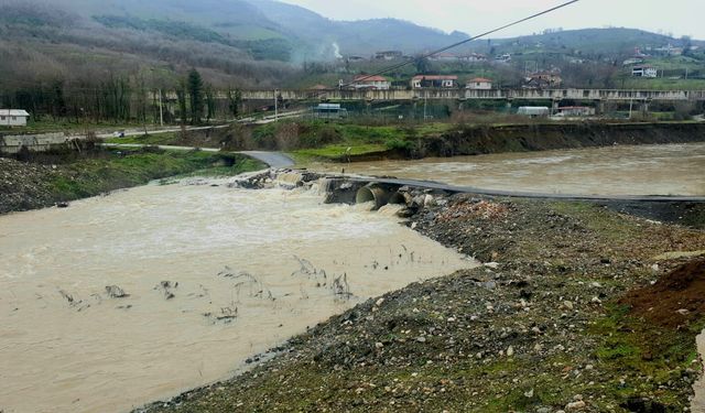 Küçük Melen Çayı taştı; 2 köy yolu ulaşıma kapandı