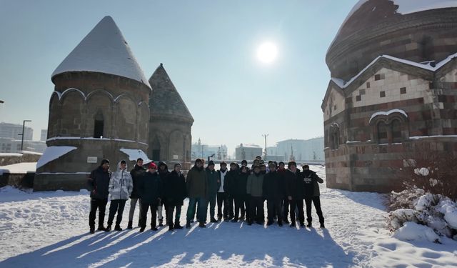 Lise öğrencileri tarihi yerleri gezdi, Palandöken'de kızak keyfi yaptı