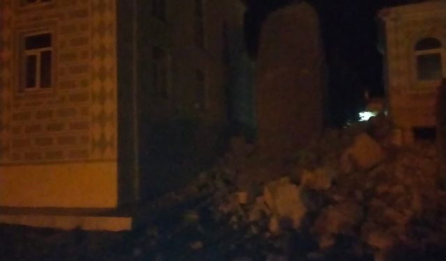 Manisa'da fırtınada cami minaresi devrildi