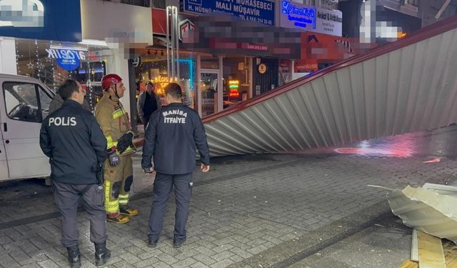 Manisa'da kuvvetli rüzgar, bir binanın çatısını uçurdu
