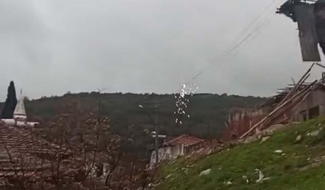 Manisa'da kuvvetli rüzgar nedeniyle çatılar uçtu, ağaçlar devrildi; 1 yaralı (2)