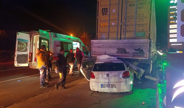 Manisa'da otomobil, yayaya ve TIR'a çarptı; 1'i ağır 3 yaralı
