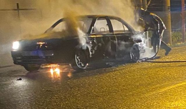 Manisa'da seyir halindeki otomobil alev aldı