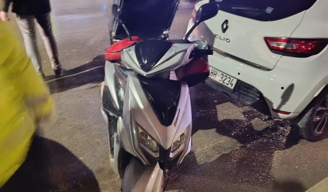 Motosiklet yolun karşısına geçmek isteyen yayaya çarptı: 2 yaralı