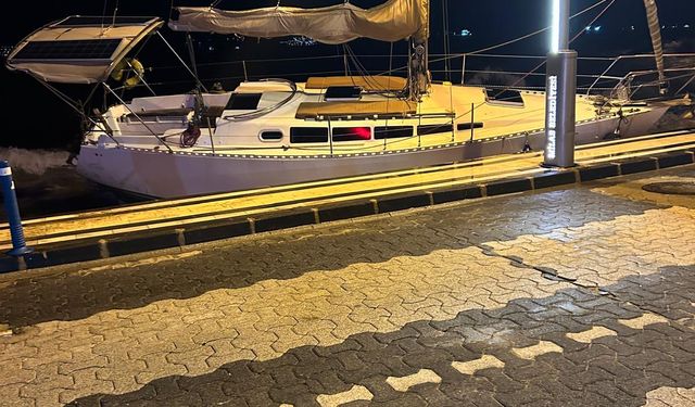 Muğla'da kuvvetli fırtınada 1 yat karaya sürüklendi, 8 balıkçı botu battı