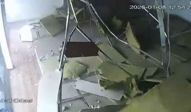 Ofisin tavanı çöktü, 2 kişi son anda kurtuldu: O anlar kamerada