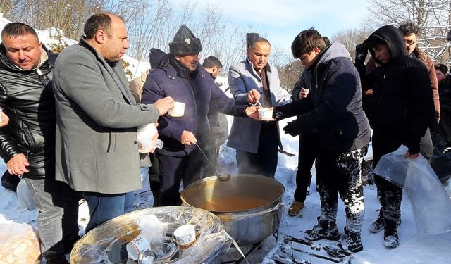 Ordu'da 150 kişi, zincir oluşturup poşetle kaydı