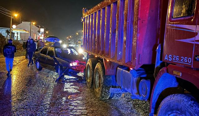 Ordu'da kamyona arkadan çarpan otomobildeki 2 kişi yaralandı