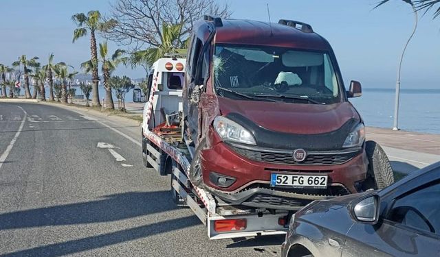 Ordu'da kamyonet ile ışık ihlali yapan hafif ticari araç çarpıştı; 2 yaralı