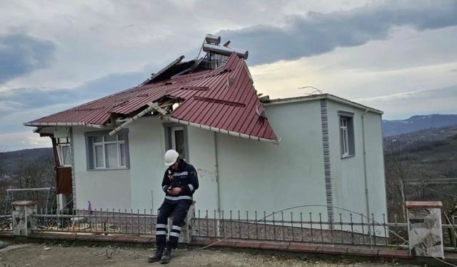 Ordu'da kuvvetli fırtına etkili oldu, 1 evin çatısı uçtu
