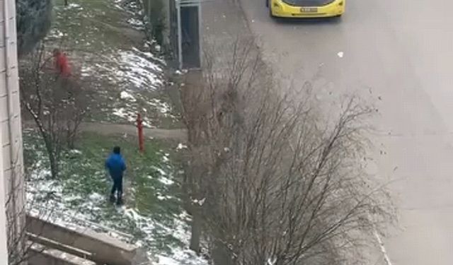 Otobüs şoförü kar topu atan çocukları sopayla kovaladı