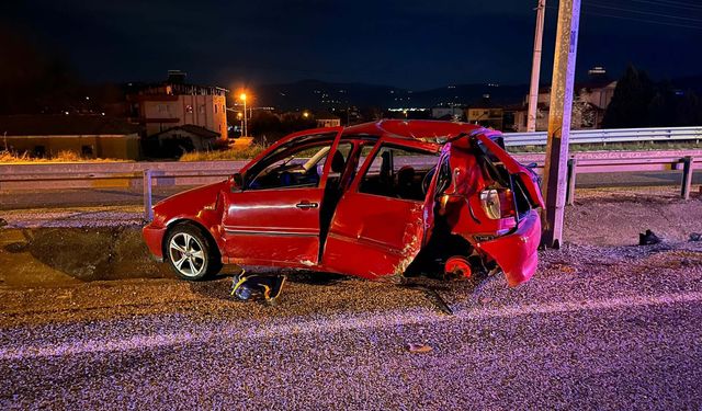 Otomobil direğe çarptı; baba ve oğlu öldü, sürücü anne ağır yaralı