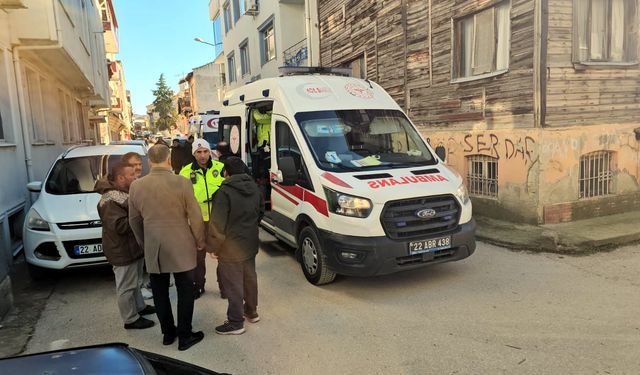 Otomobil, elektrikli bisiklete çarptı; kaza kamerada, 3 yaralı