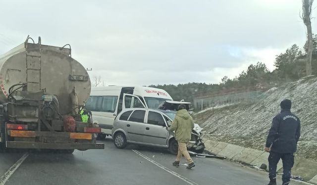 Otomobil ile minibüs çarpıştı; 1 ölü, 9 yaralı
