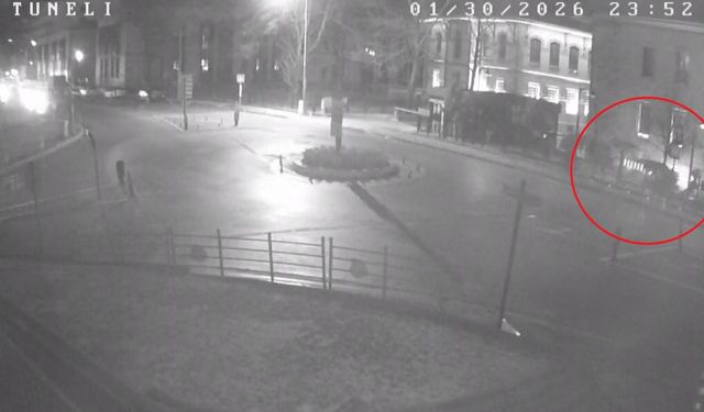 Otomobil tünel çıkışı Valilik binasının duvarına çarptı