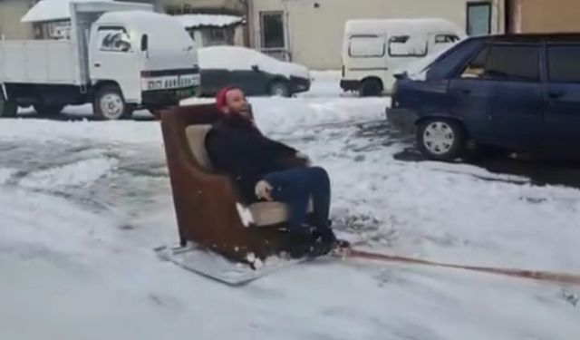Otomobile bağladığı koltukla kayak yaptı