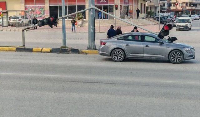 Otomobilin üstüne sinyalizasyon direği devrildi