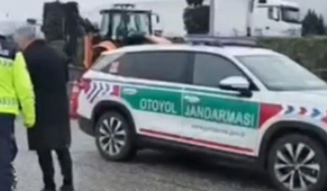 Otomobiliyle, 'U' dönüşü yapan otobüse çarpmaktan son anda kurtuldu