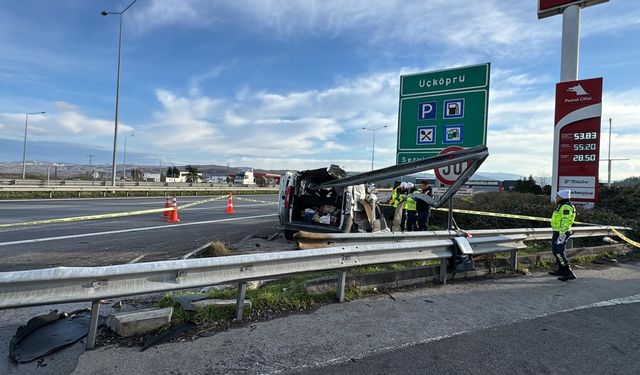 Otoyolda, hafif ticari araç bariyere çarptı: 2 ölü