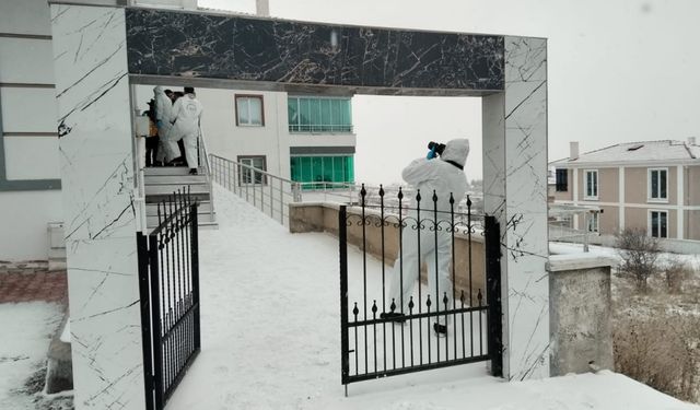 Oturdukları dairede başlarından vurulmuş cesetleri bulundu