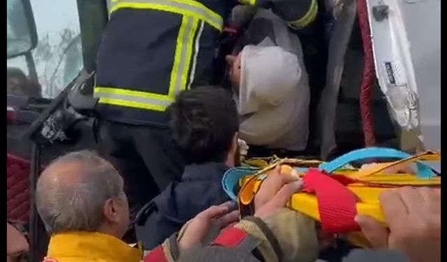 Park halindeki TIR'a çarpan TIR'ın şoförü ağır yaralandı