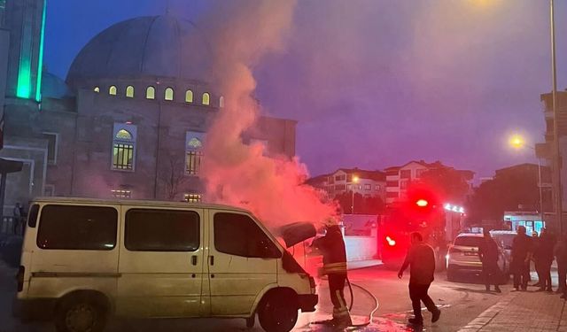 Park halindeyken motor kısmından alev alan minibüs yandı